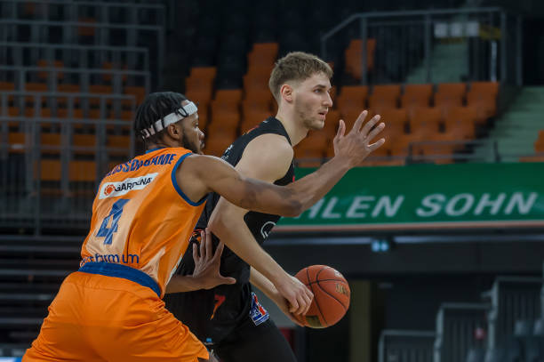 做出的谨慎 做出的谨慎